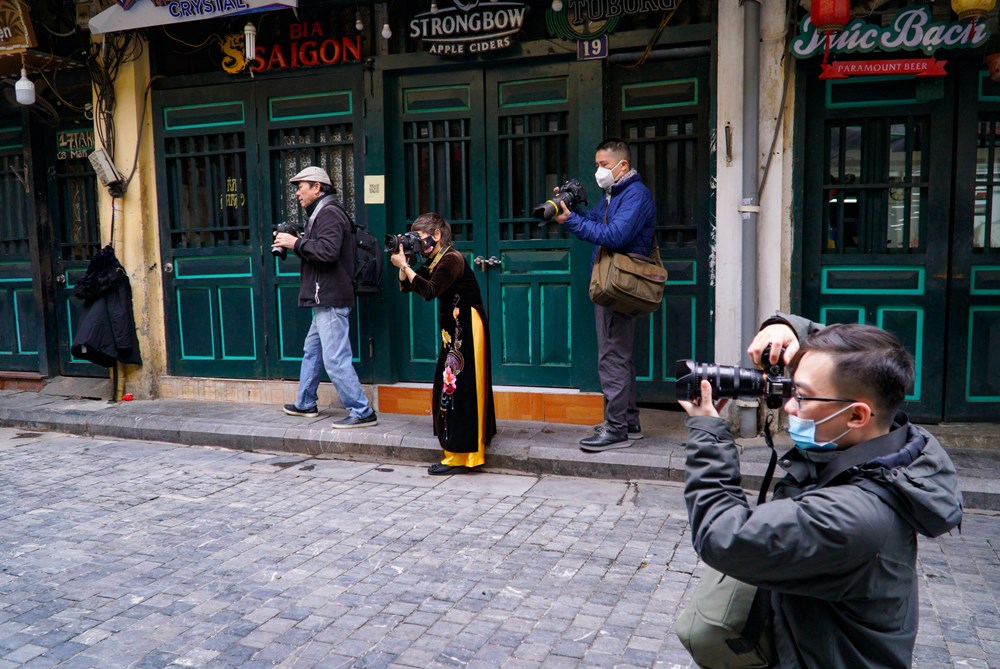 Pho phuong Ha Noi thanh binh trong ngay mung 1 Tet Nham Dan hinh anh 9