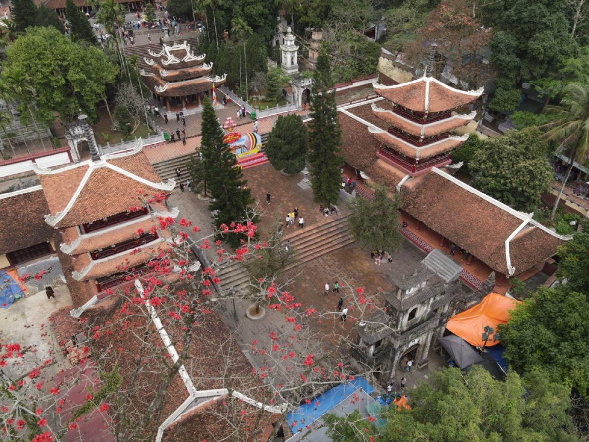 Hoa gạo nở báo hiệu thời điểm chuyển mùa từ Xuân sang hạ. Thời gian hoa gạo nở thường kéo dài 2 - 3 tuần cuối tháng 3 đầu tháng 4.