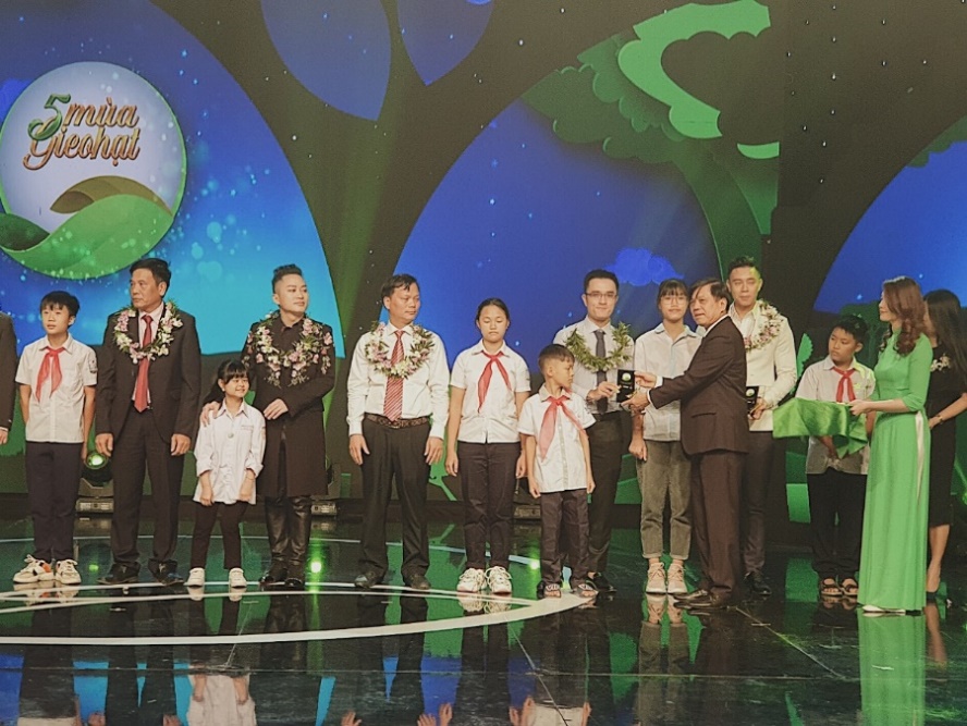 Description: A group of people on stage    Description automatically generated