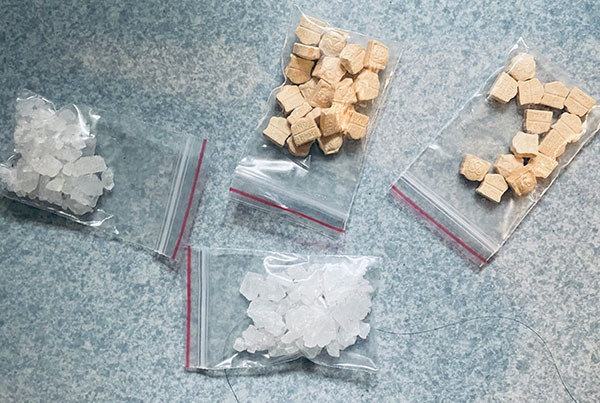 Tang vật thu giữ khi khám xét nơi ở của đối tượng Huyền. Ảnh: ĐVCC.