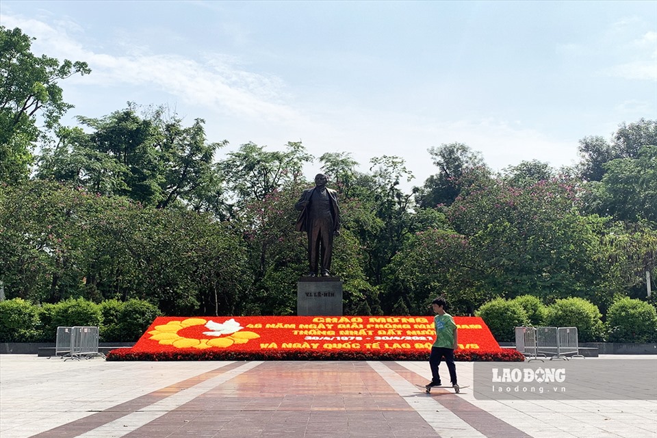Tường hoa với nền đỏ chữ vàng đã được hoàn thành và đặt nổi bật tại vườn hoa Lê-nin.