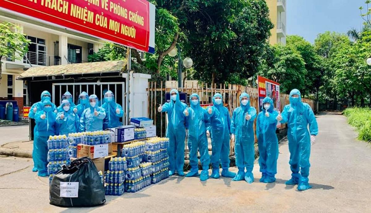 Nghệ sĩ Xuân Bắc ủng hộ vật tư chống dịch. (Ảnh: FBNV)