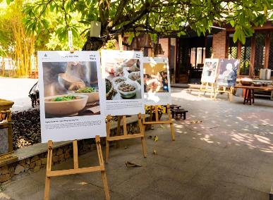 Description: A picture containing furniture    Description automatically generated