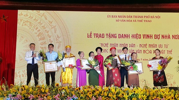 Tran tro chuyen dai ngo danh cho cac 'bau vat nhan van song' hinh anh 1