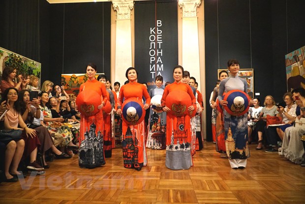 Ao dai lua cua Viet Nam chinh phuc xu so Bach Duong hinh anh 1