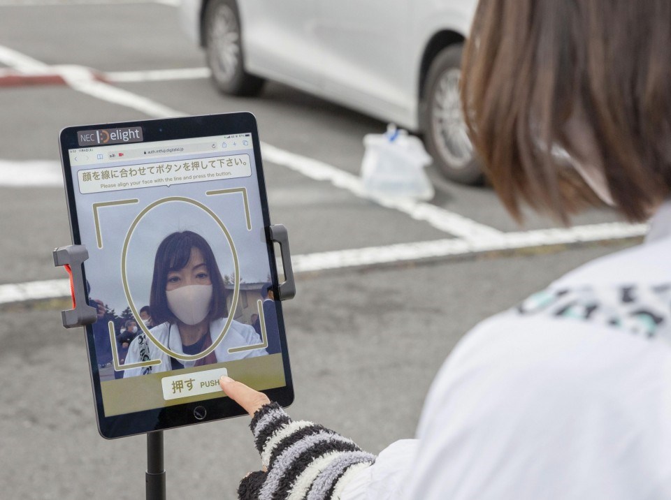 Kiem tra chung nhan tiem vaccine bang cong nghe nhan dang khuon mat hinh anh 1