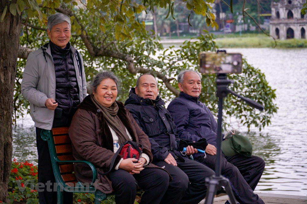 Pho phuong Ha Noi thanh binh trong ngay mung 1 Tet Nham Dan hinh anh 14