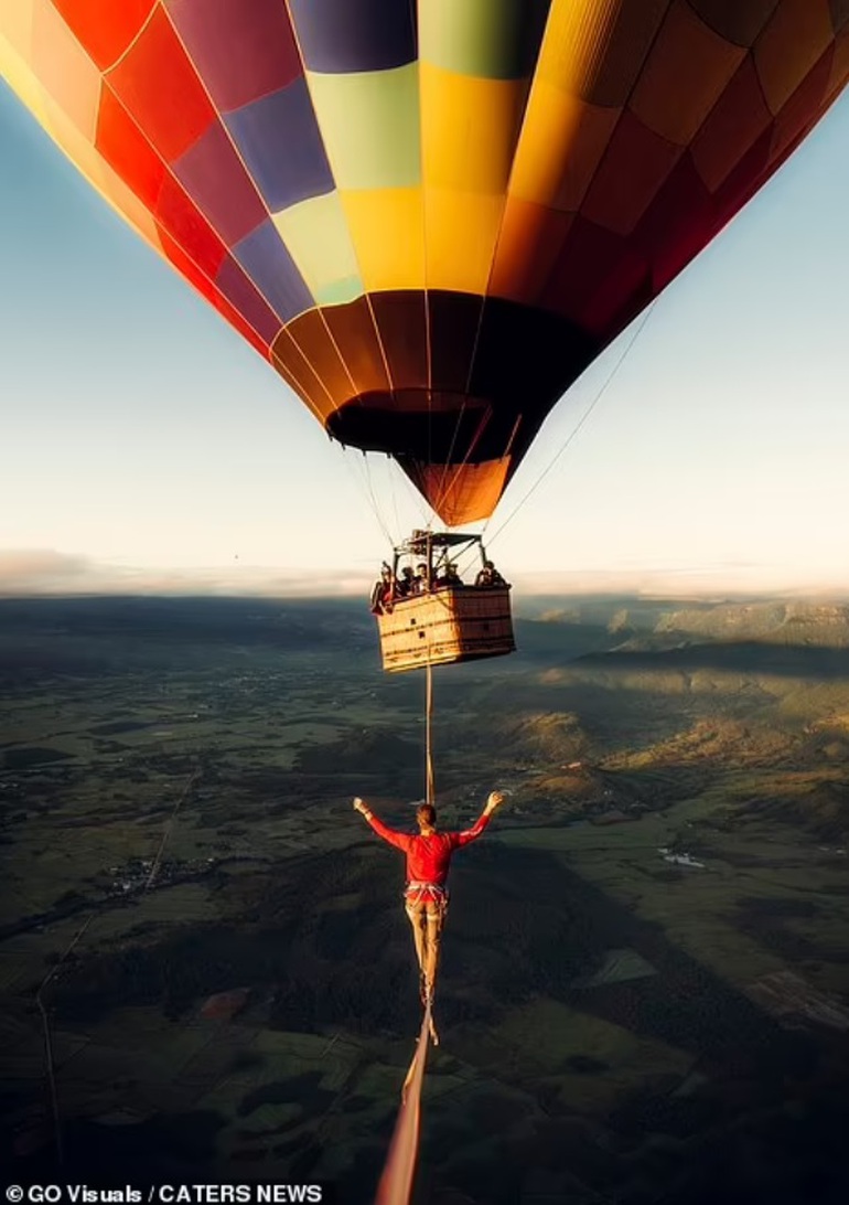 Kỷ lục thế giới mới: Bước đi trên dây ở độ cao... 1.900 mét - 7