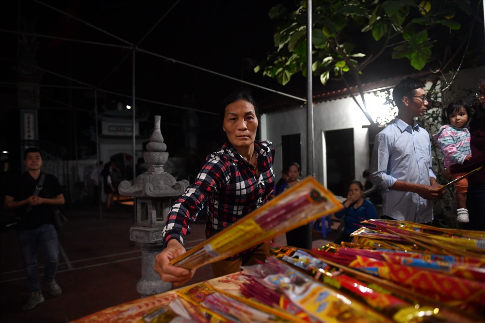 Hầu hết dân trong là ng Äá»u tham gia, há» mang sẵn hương Äến hoặc lấy hương trong Äình chá» Äến giá» châm và o Äá»ng lá»a giữa sân Äình.