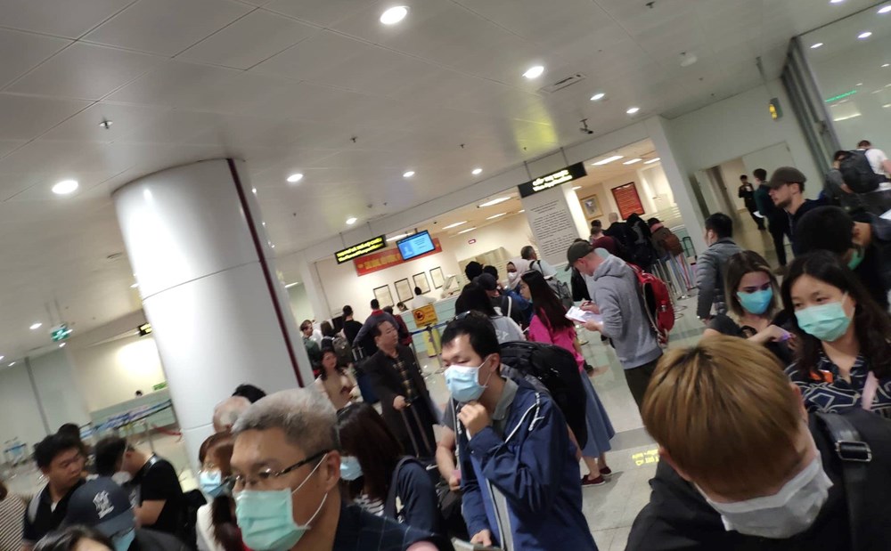 [Photo] San bay Noi Bai that chat kiem soat khach nhap canh hinh anh 1