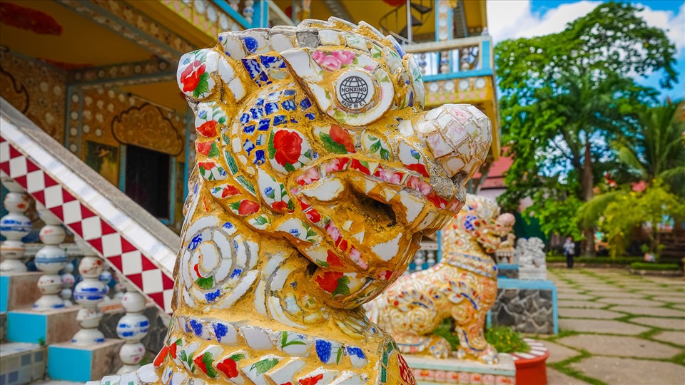 Chùa Chén Kiểu được xây dựng từ năm 1815. Đến năm 1969 chùa được xây dựng lại, gồm: Chánh điện, sala, tháp bảo, nơi để sách kinh,... Trong quá trình xây dựng, do thiếu vật liệu nên các vị sư đã nảy ra sáng kiến là quyên góp chén, dĩa từ bà con trong phum, sóc để ốp lên tường. Ý tưởng này vừa tiết kiệm kinh phí xây dựng, vừa tạo nên những họa tiết trang trí ấn tượng. Cũng từ đó, chùa còn được nhân dân biết đến với tên gọi thứ hai: “Chùa Chén Kiểu”.