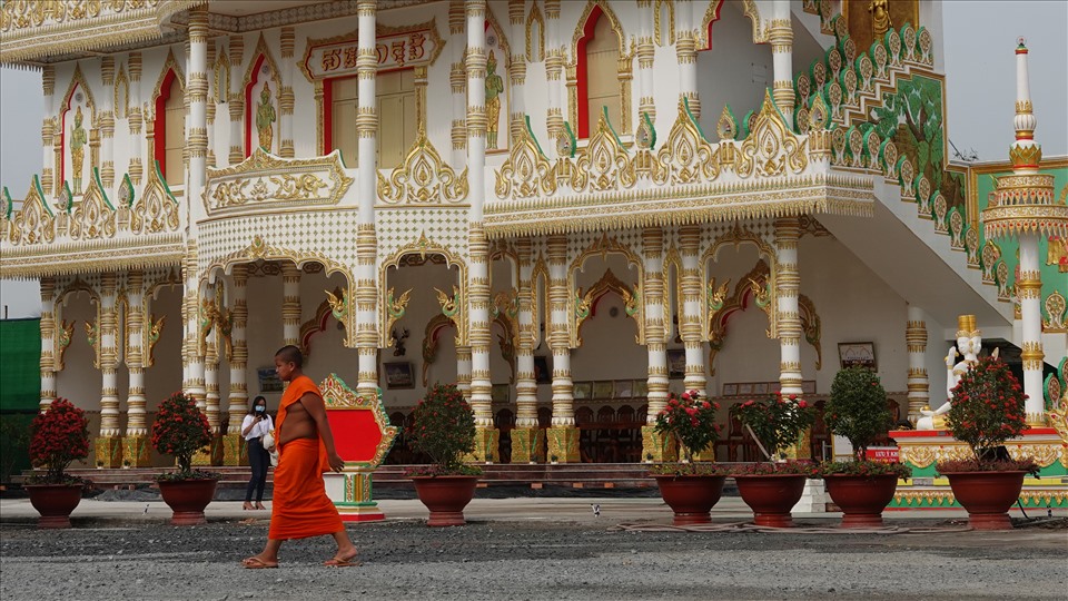 Chùa Sung Đinh (Paem Buôl Thmây) phường 4, TP.Sóc Trăng, được xây dựng vào năm 1964. Cách đây chưa lâu, khu vực tăng xá và sala đã được hoàn thành với kiến trúc mang phong cách Thái Lan đặc sắc và ấn tượng, với gam màu trắng thanh lịch làm chủ đạo, điểm xuyết là các chi tiết trang trí ánh vàng lịch lãm. Có lẽ vì vậy mà thỉnh thoảng chùa còn được gọi là chùa Trắng Sóc Trăng.