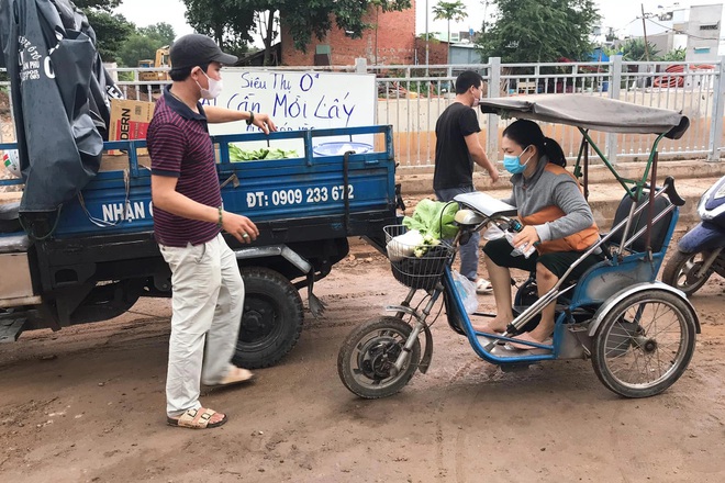 Vợ chồng giáo viên ở Sài Gòn mở siêu thị 0 đồng, mang chợ đến người nghèo - 2