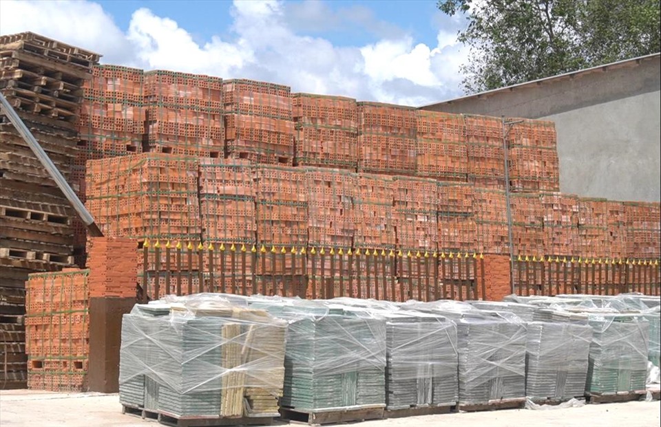 Để có nguồn nguyên liệu đặc biệt này, hàng ngày ông Lẹ đạp xe đi khắp các cửa hàng vật liệu xây dựng để tìm nhặt dây bị bỏ đi.  “Tôi thấy dây nhựa buộc gạch có độ cứng, chắc chắn rất thích hợp dùng làm nguyên liệu thay thế tre trúc để đan thành các sản phẩm thủ công. Nó có độ bền cao lại hạn chế được rác thải nhựa khó phân hủy ra môi trường nên tôi đã thử”, ông Lẹ chia sẻ.