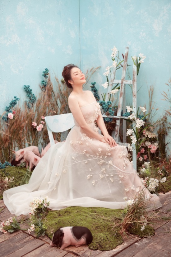 ly nha ky chup anh tet doc dao cung heo con, khoe ve dep non na hinh anh 3