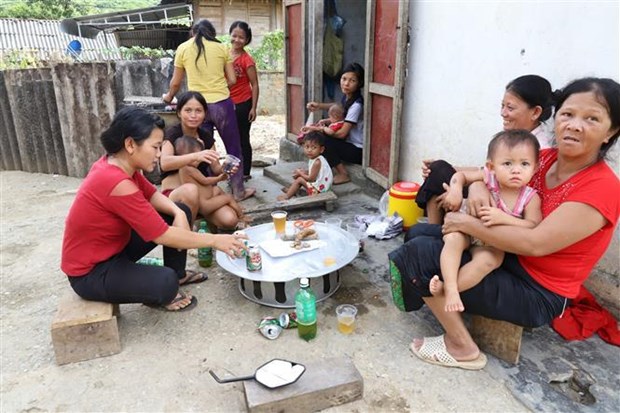 No luc thay doi tap quan lac hau cua dong bao dan toc Mang hinh anh 1