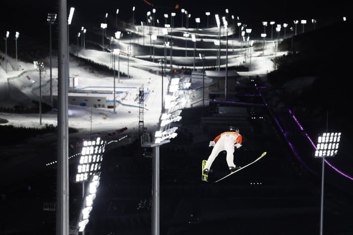 Vận động viên Simon Ammann của Thụy Sĩ tham gia vòng thử nghiệm cho trận chung kết môn trượt tuyết nhảy xa nội dung đồi lớn đồng đội nam. Ảnh: Peter Klaunzer/EPA