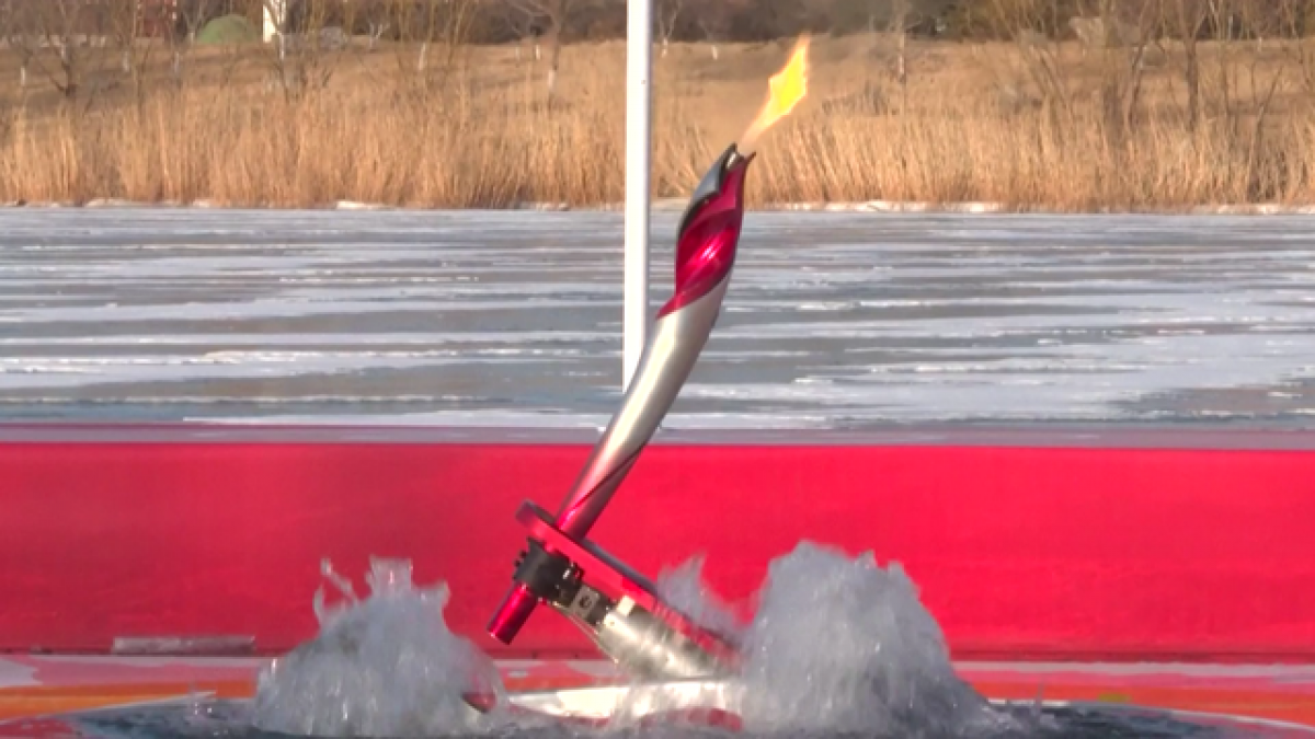 Robot thứ 2 đưa lửa lên khỏi mặt nước. Ảnh: VCG.