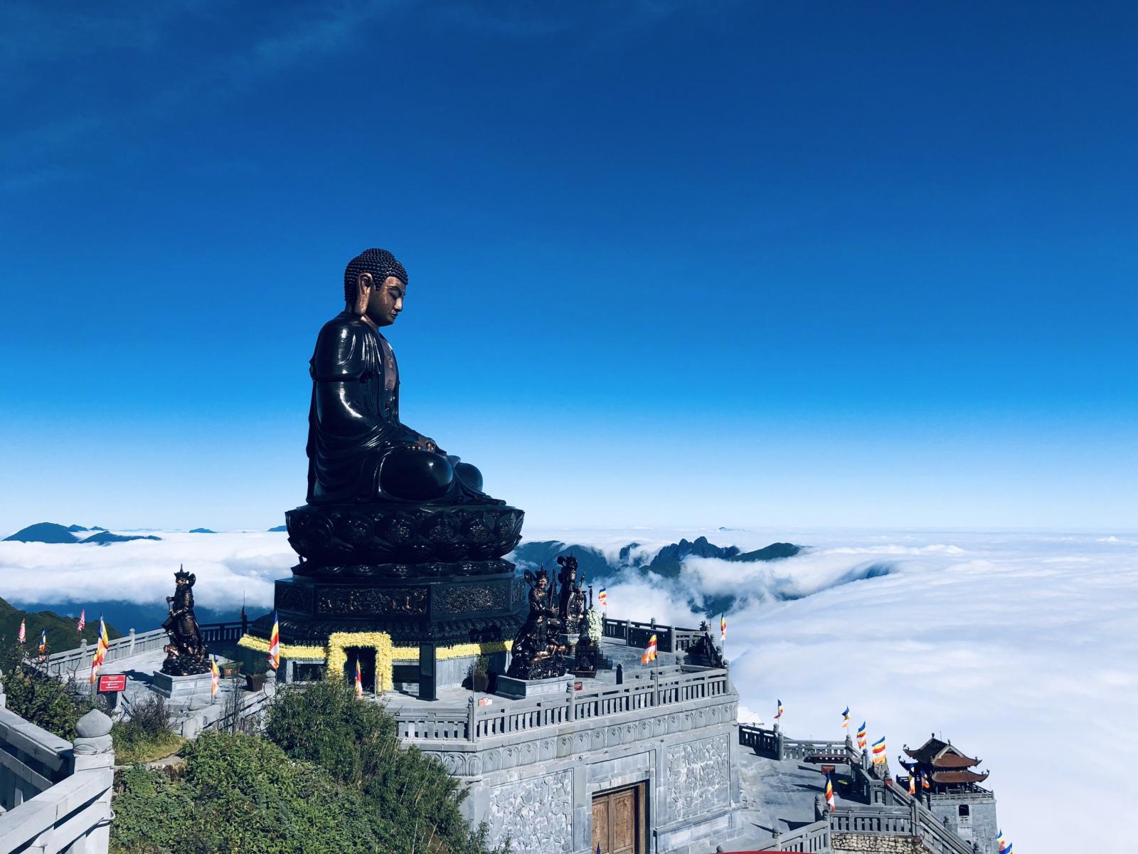 dai-le-cau-quoc-thai-dan-an-tren-dinh-Fansipan 3