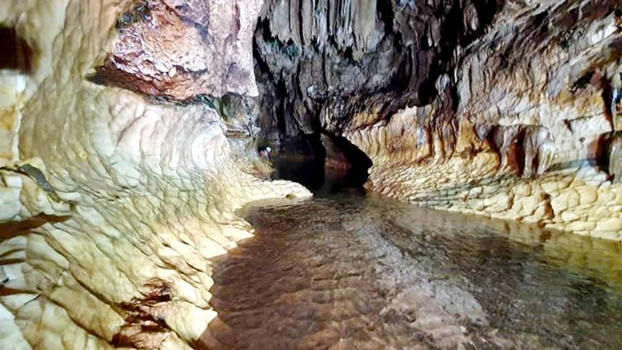 Hang Bó Mỳ với dòng nước trong, mát hấp dẫn khách tham quan.