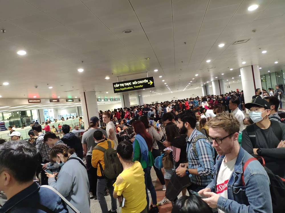 [Photo] San bay Noi Bai that chat kiem soat khach nhap canh hinh anh 3