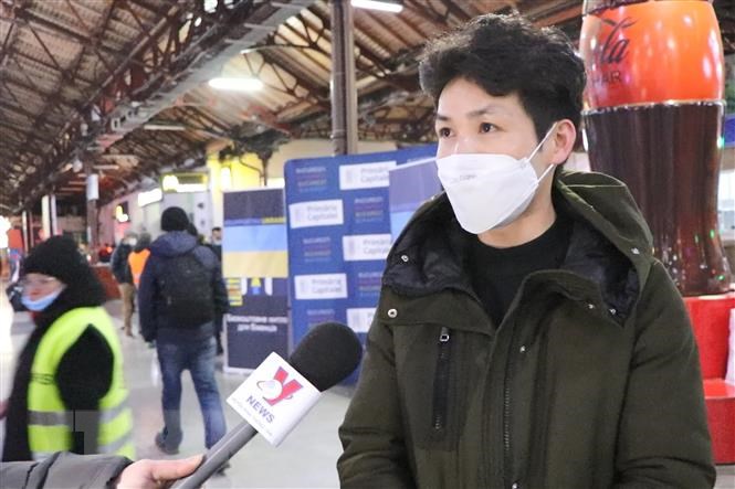 Hang tram nguoi Viet tu Ukraine so tan an toan sang Romania hinh anh 2