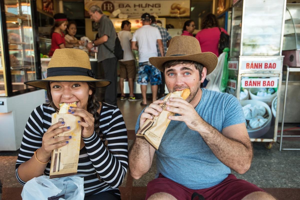Du khách thưởng thức bánh mì Việt Nam. Nguồn: Intrepid/TheTimes