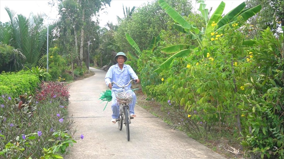 Để có nguồn nguyên liệu đặc biệt này, hàng ngày ông Lẹ đạp xe đi khắp các cửa hàng vật liệu xây dựng để tìm nhặt dây bị bỏ đi.  “Tôi thấy dây nhựa buộc gạch có độ cứng, chắc chắn rất thích hợp dùng làm nguyên liệu thay thế tre trúc để đan thành các sản phẩm thủ công. Nó có độ bền cao lại hạn chế được rác thải nhựa khó phân hủy ra môi trường nên tôi đã thử”, ông Lẹ chia sẻ.