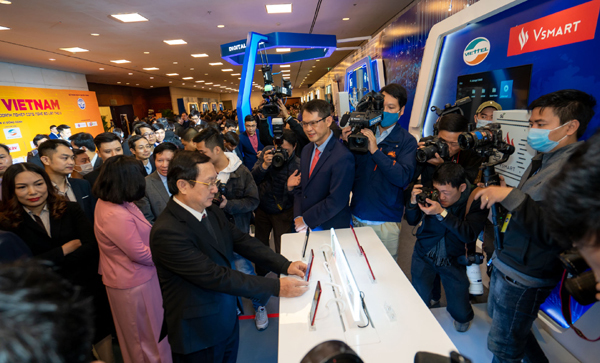 Người dùng háo hức trải nghiệm điện thoại Vsmart 5G ‘Make in Vietnam’