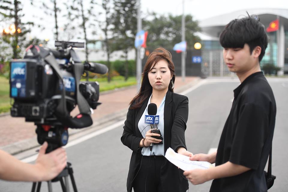 phong vien quoc te mang thiet bi “khung” den ha noi dua tin hoi nghi thuong dinh my- trieu hinh anh 6