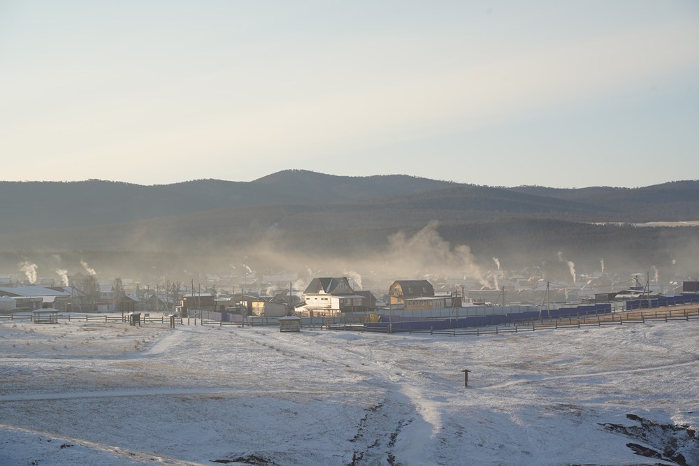 [Photo] Ngam ve dep trong suot cua ho Baikal trong mua dong hinh anh 1