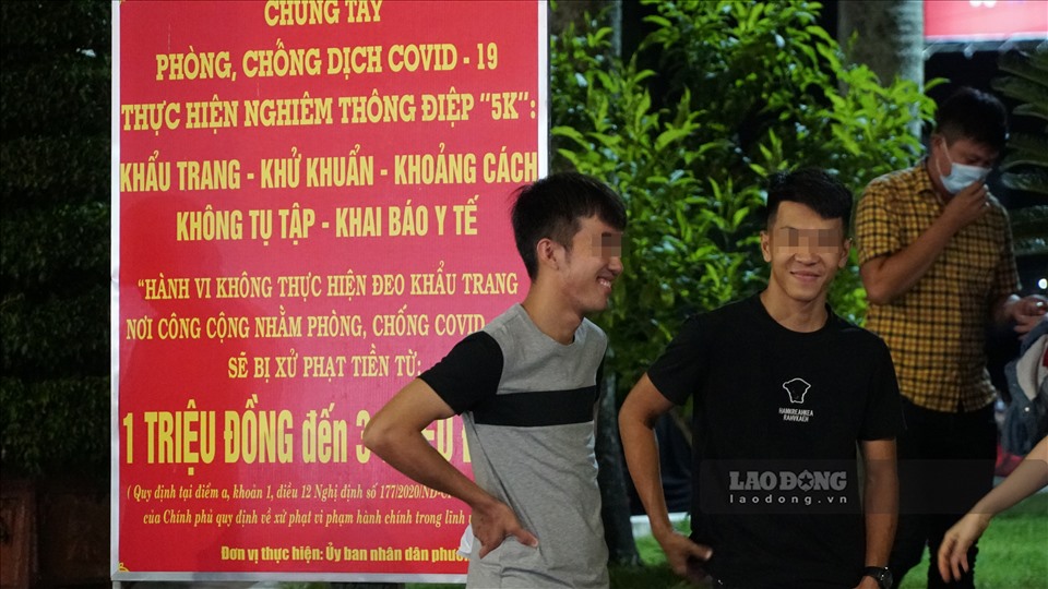 Những tấm biển hiệu nhắc nhở việc phòng dịch cũng trở nên vô tác dụng.