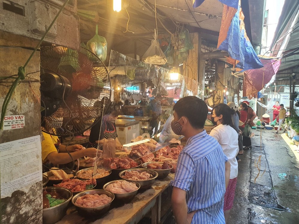Ha Noi: Hang hoa doi dao, gia on dinh trong tuan dau gian cach xa hoi hinh anh 2
