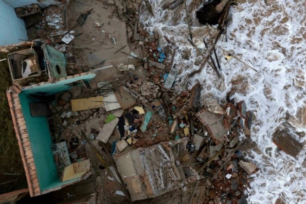 Thị trấn du lịch Atafona, Brazil bị tàn phá năng nề do nước biển không ngừng xâm lấn. Ảnh: AFP