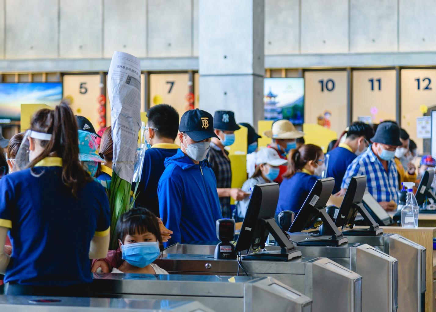 Hàng trăm ngàn lượt khách “xông đất” Núi Bà Tây Ninh đầu năm mới - Ảnh 9.