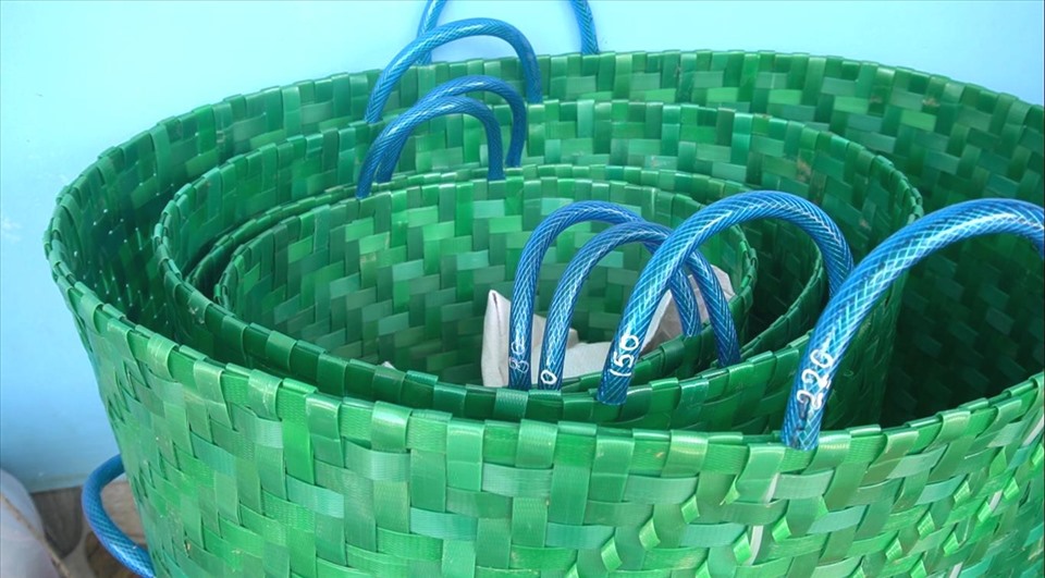 Từ giỏ xách đi chợ, giỏ đựng tôm, trái cây hay chậu hoa...đều được làm kĩ lưỡng, công phu nên sản phẩm trông vô cùng bắt mắt. Giỏ có nhiều kích cỡ, kiểu dáng cho khách lựa chọn theo mục đích sử dụng.