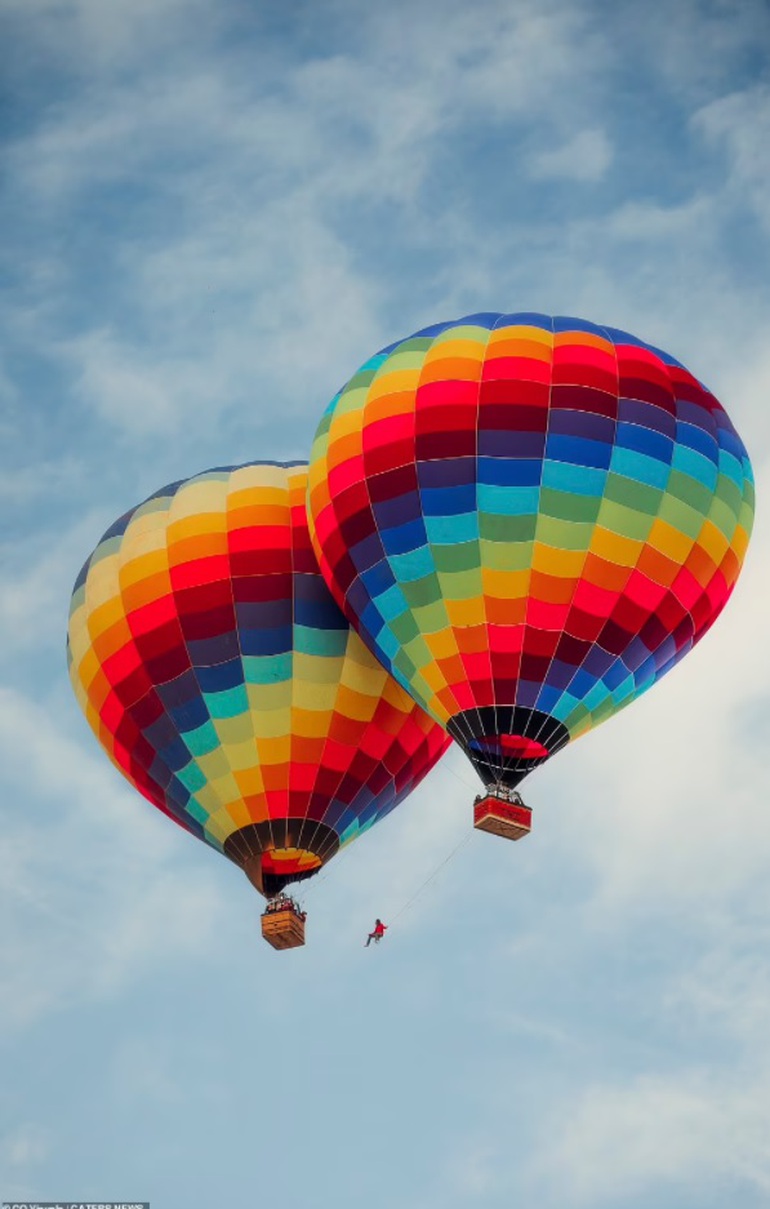 Kỷ lục thế giới mới: Bước đi trên dây ở độ cao... 1.900 mét - 4