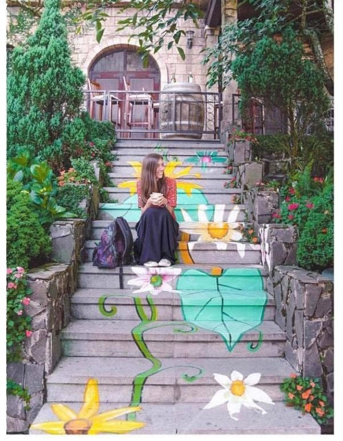 Đây là đâu và tôi là ai? Vẫn là Bà Nà Hills thôi nhưng trông bạn thì cứ như Alice lạc vào xứ sở thần tiên rồi ý nhỉ! 