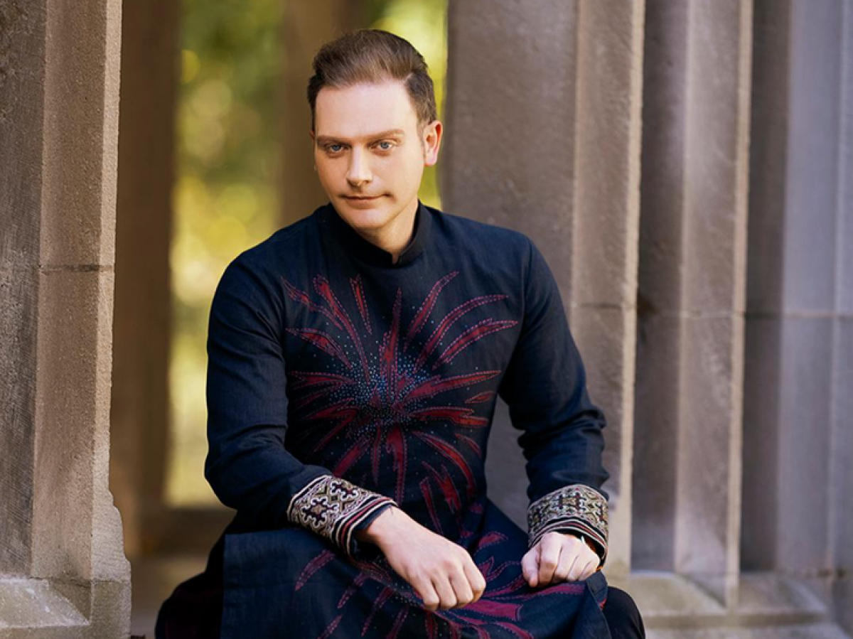 Ca sĩ Kyo York trong trang phục áo dài Việt Nam