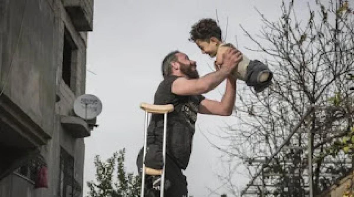 Munzir El Nezzel và con trai Mustafa ở miền Nam Thổ Nhĩ Kỳ, gần biên giới với Syria vào tháng 1/2021. Bức ảnh trên đã được chia sẻ rộng rãi trên Internet sau khi đoạt giải thưởng nhiếp ảnh quốc tế. Ảnh: Mehmet Aslan