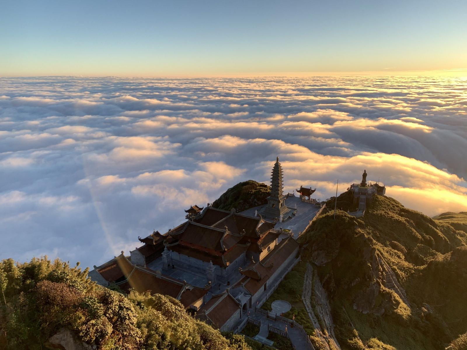 dai-le-cau-quoc-thai-dan-an-tren-dinh-Fansipan 5