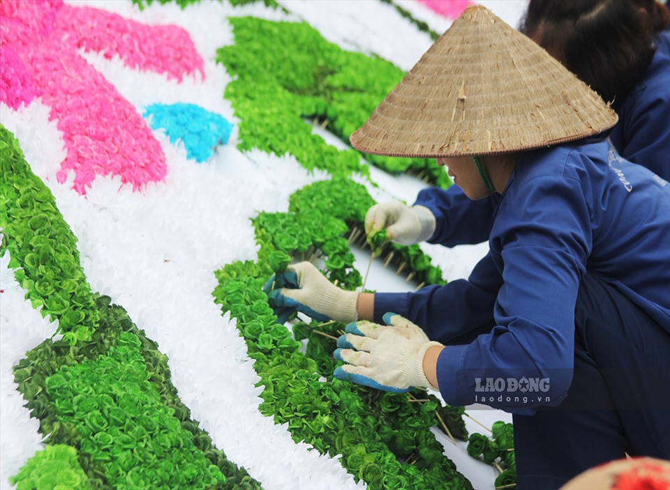 Tại công viên Lê-nin các công nhân của Công ty Cây xanh đang tiến hành những công đoạn trang trí cuối cùng.