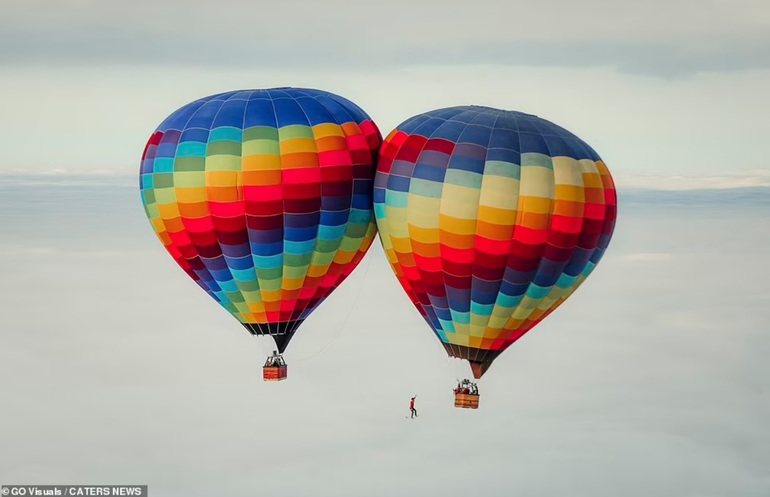 Kỷ lục thế giới mới: Bước đi trên dây ở độ cao... 1.900 mét - 1