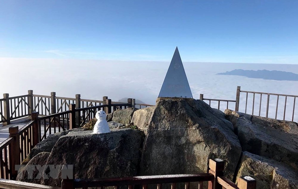 [Photo] Suong muoi phu trang dinh Fansipan, khach du lich thich thu hinh anh 2