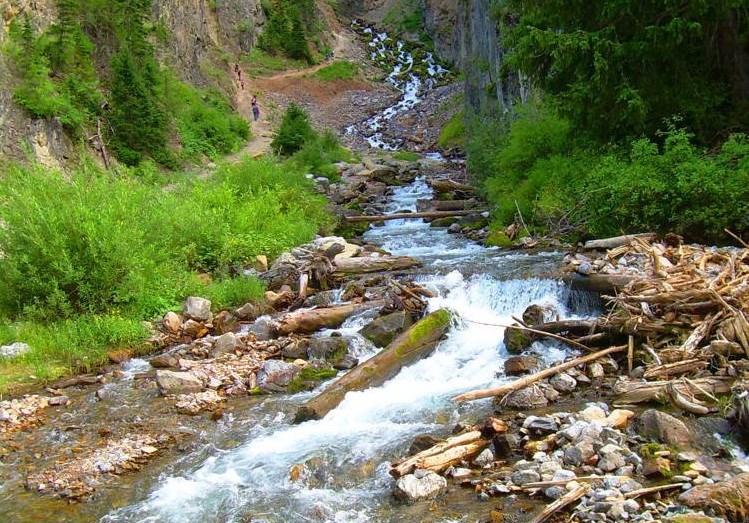 Dong suoi bi an nhat the gioi, luon ngung chay sau moi 15 phut hinh anh 1