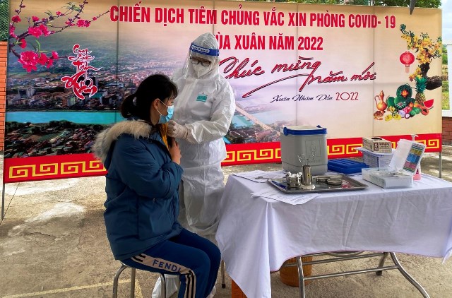 Những hình ảnh Chiến dịch tiêm chủng thần tốc mùa Xuân 2022 - Ảnh 10.