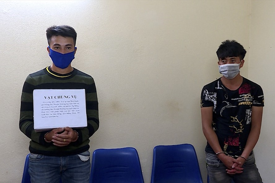 Hai đối tượng cùng tang vật là 18.000 viên ma túy tổng hợp tại cơ quan công an. Ảnh: CACC.