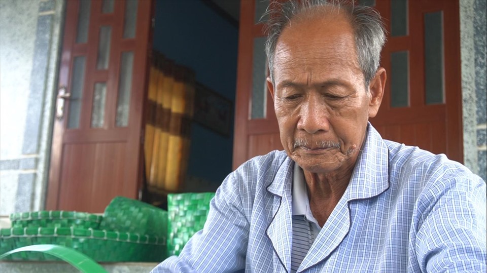 “Sợ tôi lớn tuổi đi nhặt dây khắp nơi như vậy mệt nhọc nên con cháu cũng lo lắng nhưng mình làm coi như rèn luyện sức khỏe luôn mà giáo dục được con cháu biết bảo vệ môi trường thì tôi thấy khỏe, thấy vui lắm rồi”, ông Lẹ tâm sự.