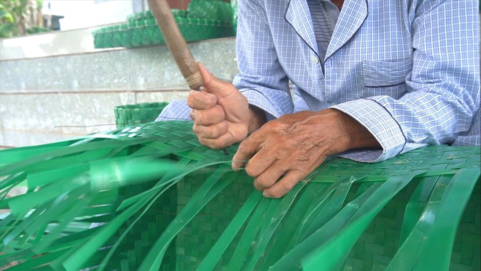 Dù đã lớn tuổi và con cháu trong nhà muốn ông nghỉ ngơi an nhàn tuổi già nhưng ông vẫn hăng say với công việc nhặt rác về tái chế. Đó vừa là niềm vui lại giúp ích cho môi trường bớt đi rác nhựa nên ông Lẹ quyết tâm không từ bỏ.