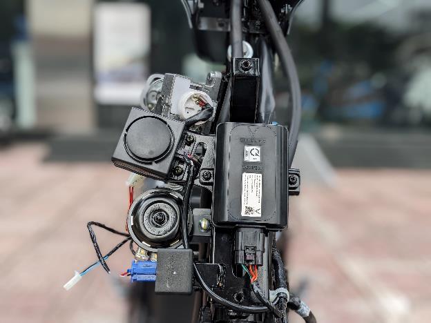 Description: \\10.111.50.70\Files\BanTT\BTT\1. Chung\II. Thu muc cong viec ca nhan\32. HONG HANH\1. Campaign\Vinfast\21. Mổ xẻ linh kiện Klara S\Bài bóc vỏ Klara S-20220628T053642Z-001\Bài bóc vỏ Klara S\Ảnh 4 - Hộp kết nối Connectivity.jpg